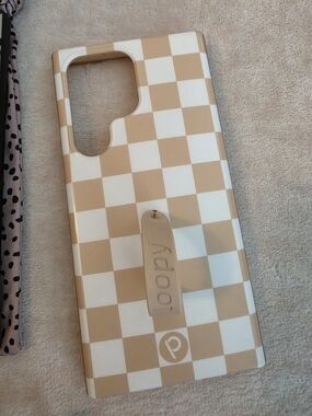 Loopy Case Beige & White Checkerboard Case with Loopy Grip SAMSUNG 24 ULTRA